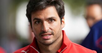 Copertina di Carlos Sainz batte Leclerc in Ferrari e cerca un sedile per il 2025: la trattativa con Mercedes e le possibili alternative