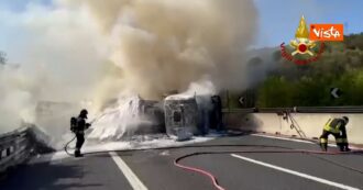 Copertina di Incidente stradale sulla A1, camion in fiamme: le immagini dell’intervento dei Vigili del fuoco – Video