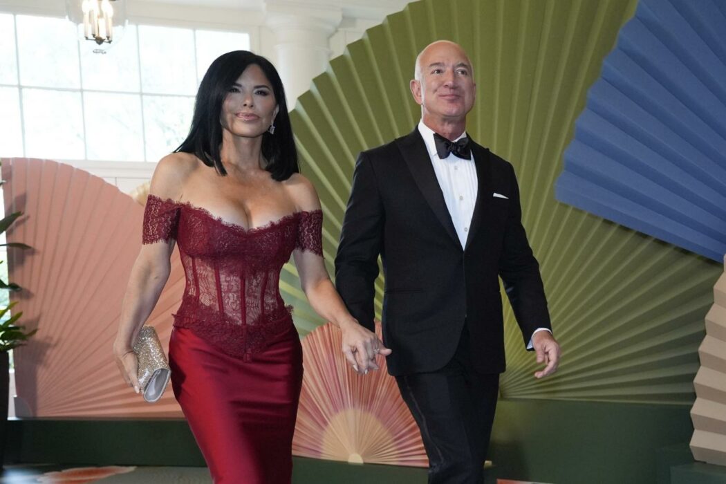 Il look audace della moglie di Jeff Bezos alla Casa Bianca fa discutere: “Lauren Sanchez sembra una pornostar” – FOTO