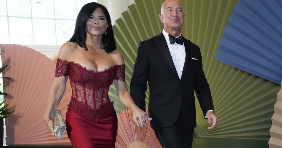 Il look audace della moglie di Jeff Bezos alla Casa Bianca fa discutere: “Lauren Sanchez sembra una pornostar” – FOTO