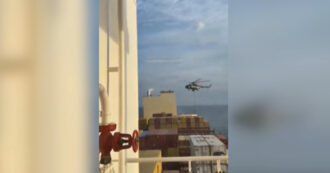 Copertina di Stretto di Hormuz, “commando iraniano” si cala dall’elicottero sulla nave legata a Israele: il video del sequestro
