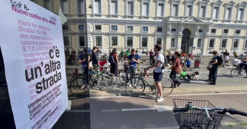 “Stop al codice della strage”: presidio di ciclisti e cittadini a Milano durante il G7 con Salvini