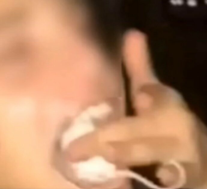 Ragazzo ubriaco ingoia un topo vivo mentre gli amici ridono e filmano la scena per i social: rischia una condanna a 5 anni di carcere