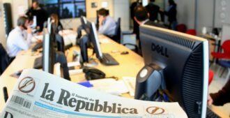 Copertina di Gruppo Gedi, la vendita delle testate locali non è bastata: la perdita è di 103 milioni