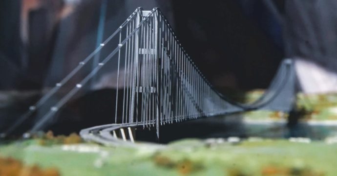 Copertina di Ponte di Messina, i tecnici fanno a pezzi il progetto