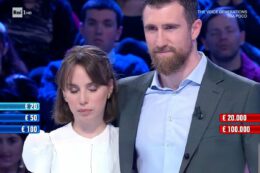 Copertina di Affari Tuoi, il concorrente Filippo spiazza la fidanzata (e Amadeus): “Dai, piangi che si almeno alza l’audience”