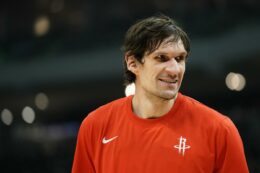 Copertina di Nba, Boban Marjanović sbaglia i due tiri liberi per regalare al pubblico del pollo gratis