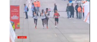 Copertina di Scandalo alla mezza maratona di Pechino: rallentano di proposito per far vincere il cinese He Jie