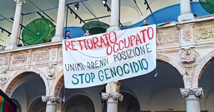 “Stop genocidio a Gaza”, gli studenti occupano il rettorato dell’Università Statale di Milano