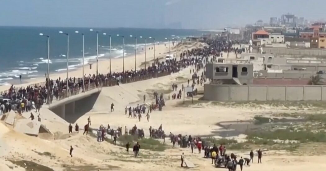 Palestinesi sfidano Israele e vanno verso il nord di Gaza, l’Idf ha smentito di aver autorizzato il rientro – Video