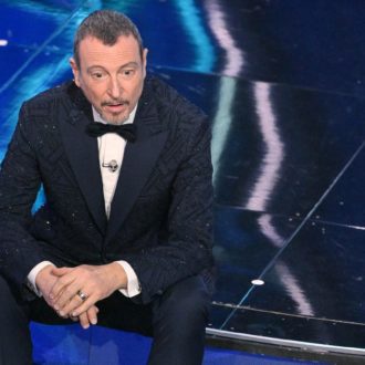 Copertina di Non è (più) la Rai: Amadeus lascia. Da ex dj a Re di Sanremo