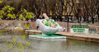 Copertina di Toti, il pestello gonfiabile è costato quasi  1 milione di euro