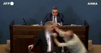 Copertina di Parlamentare colpisce il collega con un pugno in faccia: urla e caos in Aula in Georgia – Video
