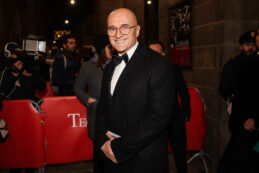 Copertina di Alfonso Signorini e le maratone di sesso con l’ex fidanzata Laura: “Aveva sempre la cistite”