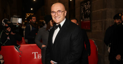 Copertina di Alfonso Signorini e le maratone di sesso con l’ex fidanzata Laura: “Aveva sempre la cistite”