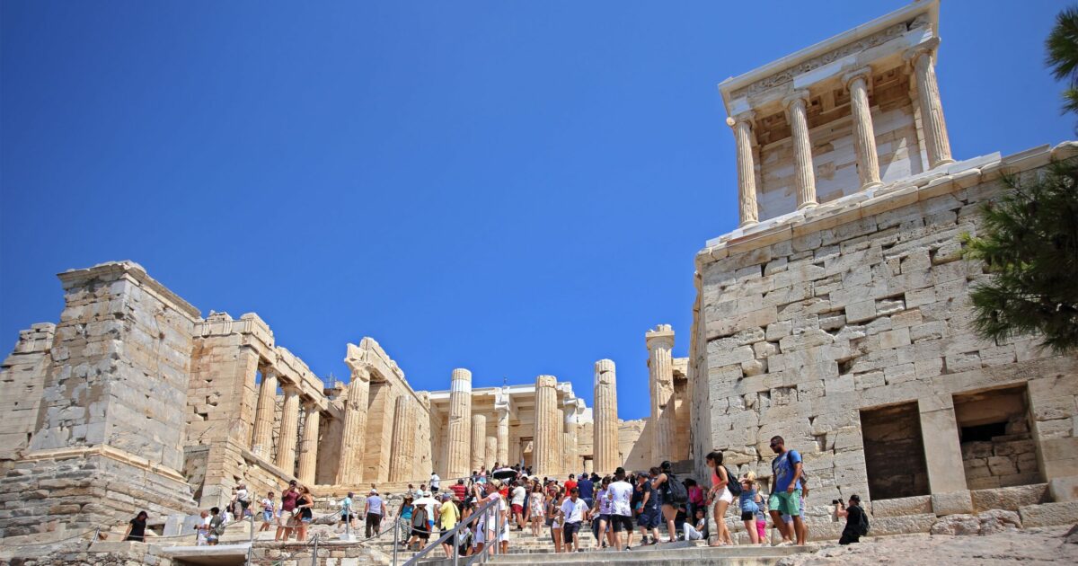 Tour privati da 5 mila a 20 mila euro a persona per visitare l’Acropoli di Atene senza folla: scoppia la polemica