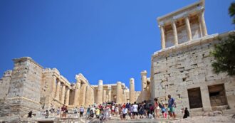 Copertina di Tour privati da 5 mila a 20 mila euro a persona per visitare l’Acropoli di Atene senza folla: scoppia la polemica