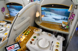 Copertina di La classifica delle compagnie aeree con cui si mangia meglio in volo: Emirates al primo posto, Air France unica europea in lista