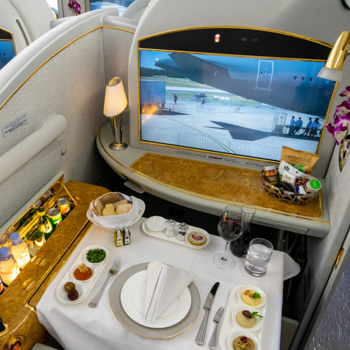 La classifica delle compagnie aeree con cui si mangia meglio in volo: Emirates al primo posto, Air France unica europea in lista