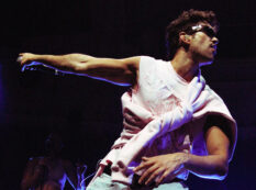 Copertina di Mahmood conquista l’Europa: “Un bimbo al concerto mi ha reso felice con un regalo, l’ho abbracciato. In autunno sul palco porterò gli elefanti”