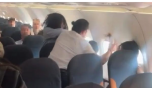 Copertina di Scoppia la rissa tra due donne sul volo EasyJet Napoli-Ibiza: a bordo è il caos, interviene la polizia – VIDEO