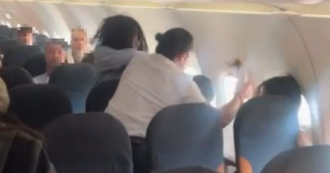 Copertina di Scoppia la rissa tra due donne sul volo EasyJet Napoli-Ibiza: a bordo è il caos, interviene la polizia – VIDEO
