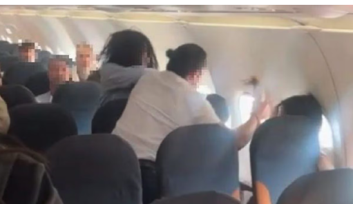 Scoppia la rissa tra due donne sul volo EasyJet Napoli Ibiza: a bordo è il caos, interviene la polizia – VIDEO