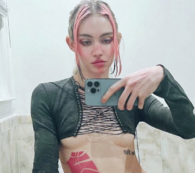 Copertina di Coachella, esibizione disastrosa dell’ex compagna di Elon Musk. Grimes: “Per favore perdonatemi, ci sono stati dei problemi tecnici”