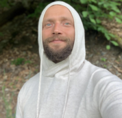 Copertina di Papà influencer vegano arrestato per aver fatto morire di stenti il figlio di 30 giorni: “Niente latte, nutrimento solo con i raggi solari”