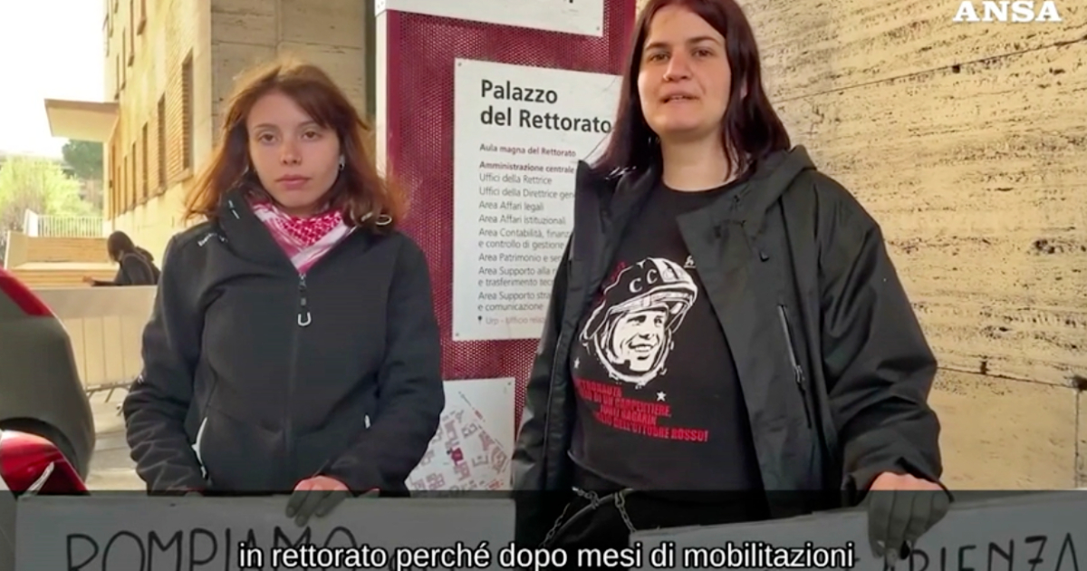 Due studentesse incatenate fuori dal rettorato della Sapienza: “Stop agli accordi con Israele” – Video
