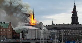 Copertina di Maxi incendio alla Borsa di Copenaghen: crollata la guglia avvolta dalle fiamme – Le prime immagini
