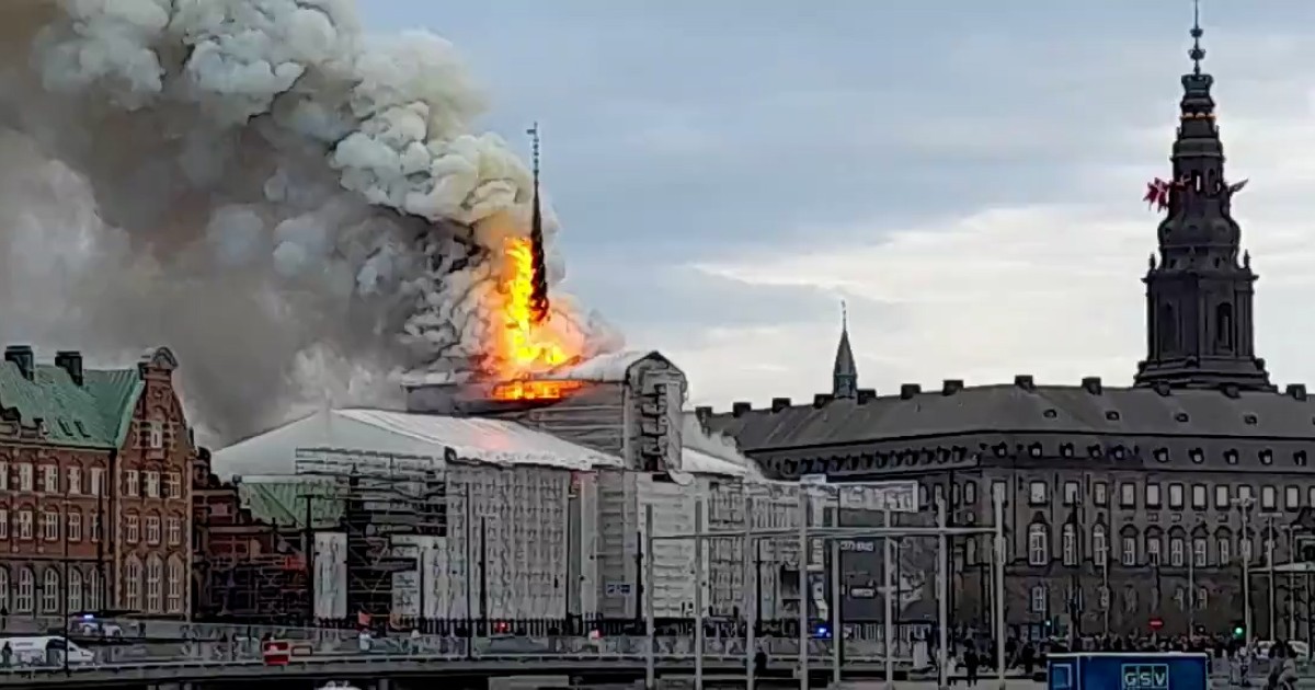 Massive fire at the Copenhagen Stock Exchange: the spire collapsed surrounded by flames – The first images