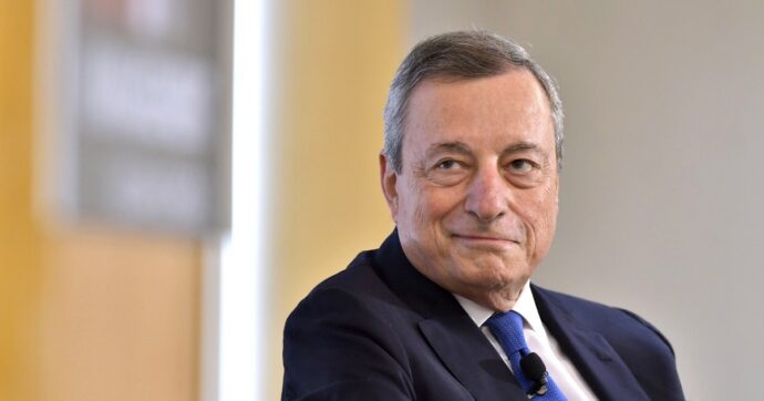 Copertina di Ue, Draghi si “candida”: “Serve cambiamento”. Da Orbàn a Renzi tutti gli fanno i complimenti: sarà davvero lui a succedere a von der Leyen?

