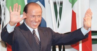Copertina di Berlusconi, a un anno dalla morte l’omaggio di Mediaset a reti unificate (e di Vespa sulla Rai). Meloni: “Ha lasciato un segno indelebile”
