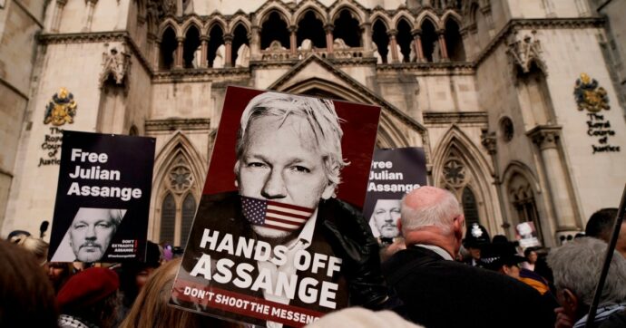 Copertina di Assange, Usa: “Per lui niente pena di morte ma non garantiamo il Primo Emendamento”