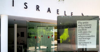 Copertina di Biennale di Venezia, il padiglione di Israele chiuso “fino al cessate il fuoco e la liberazione degli ostaggi”