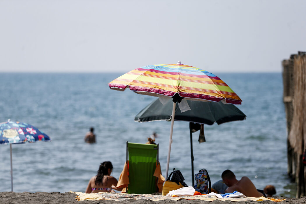 Spagna, residenti furiosi con i turisti: “Basta con il turismo di massa! Sì a limitazioni e siti a pagamento”