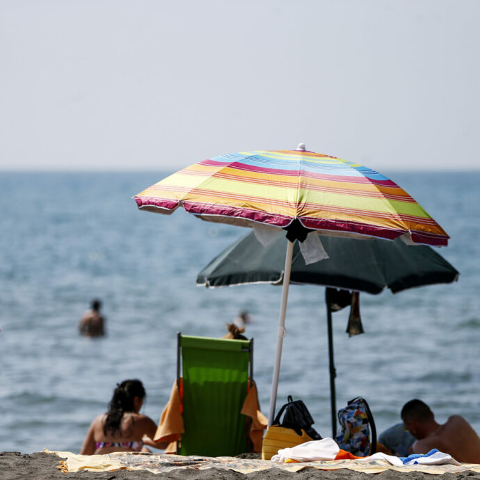 Spagna, residenti furiosi con i turisti: “Basta con il turismo di massa! Sì a limitazioni e siti a pagamento”