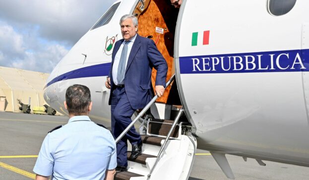 Copertina di Tajani sull’aereo di Stato per volare al congresso Ppe 