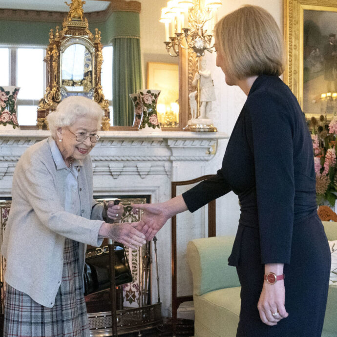 L’ex premier britannica Liz Truss: “Ecco le parole che la Regina Elisabetta mi disse prima di morire”