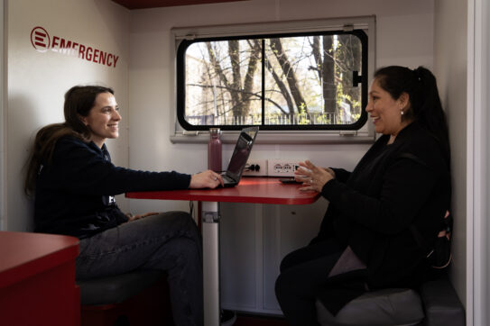 Milano, la povertà non arretra. Il report di Emergency: “Tra caro affitti e inflazione, famiglie sempre più povere anche se lavorano”