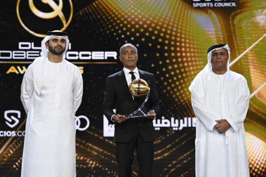 Romário torna in campo a 58 anni: coronerà il sogno di giocare con il figlio