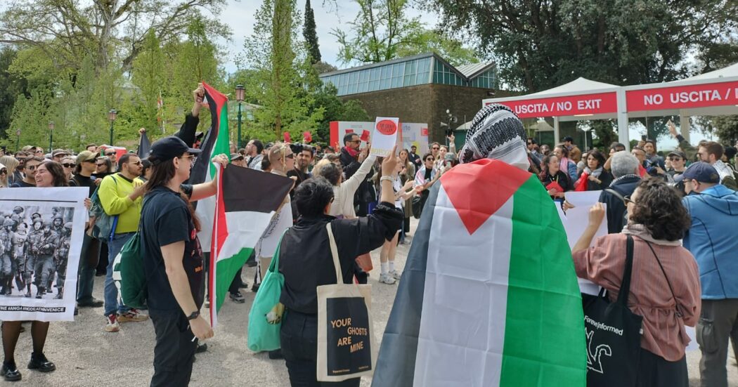 La chiusura del padiglione israeliano non è bastata: alla Biennale la protesta “contro il genocidio”. Contestati anche Germania e Usa