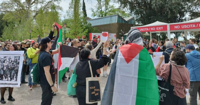 La chiusura del padiglione israeliano non è bastata: alla Biennale la protesta “contro il genocidio”. Contestati anche Germania e Usa