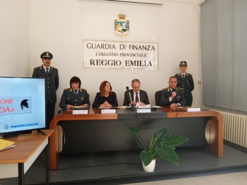 Escort e regali in cambio di appalti per smaltimento rifiuti (tra cui bombe al fosforo e missili): indagati anche 2 ufficiali dell’esercito