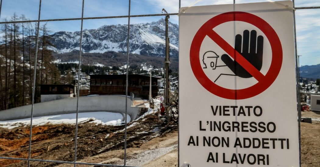 Olimpiadi 2026, sabotata la pista da bob di Cortina. “Staccato un tubo di refrigerazione, ritrovato in mezzo alla strada”