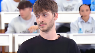 Copertina di Amici 23, mistero sull’assenza di Holden nella casetta. I fan preoccupati “Ma che fine ha fatto?”