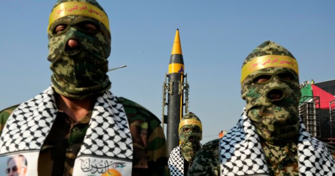 Copertina di Qual è “l’arma mai usata prima” di cui parla l’Iran? Caccia russi e missili ipersonici: l’arsenale di Teheran. “Ok all’invasione di Rafah se Tel Aviv non risponde”

