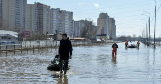 Copertina di I cambiamenti climatici fanno affogare la Russia: fiumi straripati a Orsk e Orenburg, diga crollata, 156mila case sott’acqua