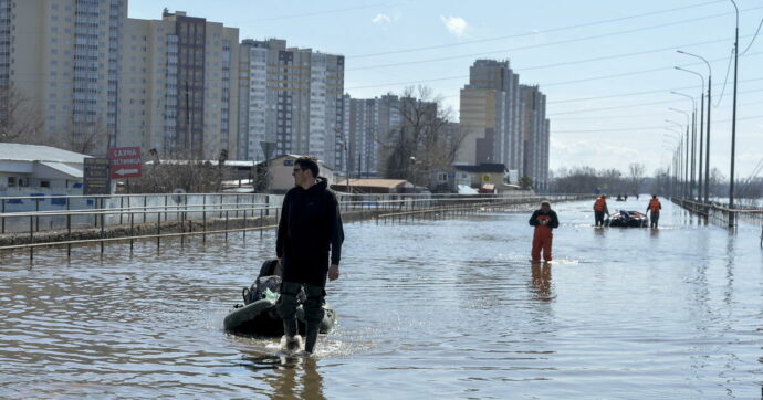 I cambiamenti climatici fanno affogare la Russia: fiumi straripati a Orsk e Orenburg, diga crollata, 156mila case sott’acqua